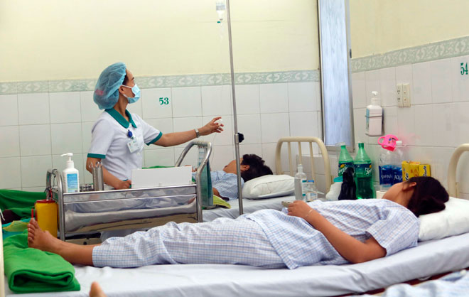 Hai trong số 46 du khách Lào điều trị tại Bệnh viện Hoàn Mỹ. Ảnh (Bệnh viện Hoàn Mỹ cung cấp)