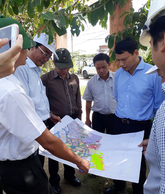 Phó Chủ tịch UBND thành phố Hồ Kỳ Minh (bìa phải) xử lý vướng mắc công tác giải phóng mặt bằng dự án “Tuyến kênh thoát lũ tổng thể khu vực xã Hòa Liên”.