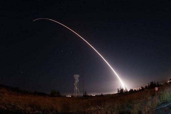 Tên lửa Minuteman 3 được phóng từ căn cứ không quân Vandenberg trong một cuộc thử nghiệm. (Nguồn: U.S. Air Force)
