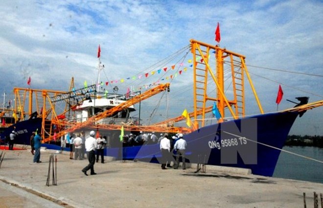 2 tàu vỏ thép đầu tiên được bàn giao cho ngư dân Quảng Ngãi hồi tháng 5/2015. (Ảnh: Sỹ Thắng/TTXVN)