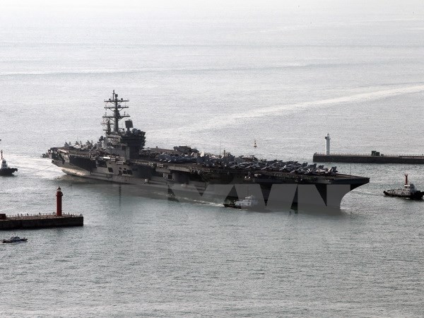 Tàu sân bay USS Ronald Reagan của Mỹ cập cảng ngoài khơi phía đông nam thành phố Busan, Hàn Quốc ngày 30/10/2015. (Nguồn: EPA/TTXVN)