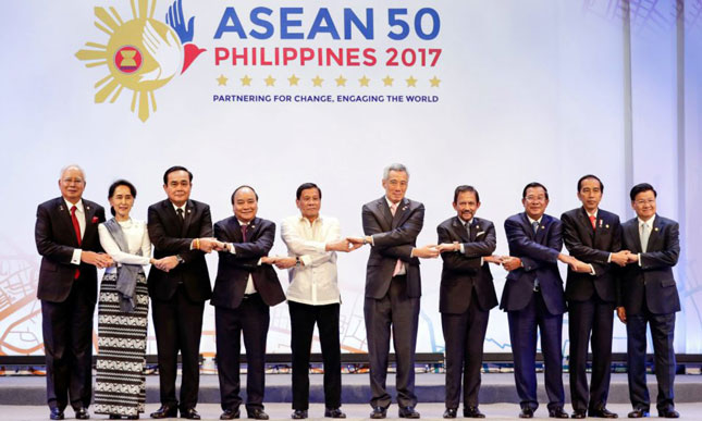 Lãnh đạo các thành viên ASEAN tham dự hội nghị của Hiệp hội tại thủ đô Manila (Philippines) tháng 4-2017.                               Ảnh: Reuters