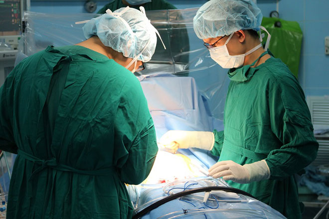 Các bác sĩ đang tiến hành phẫu thuật cho bệnh nhân H. (Ảnh do Bệnh viện Hoàn Mỹ cung cấp)