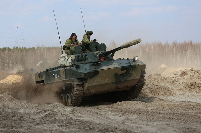 Lực lượng nhảy dù có nhiệm vụ chính là chiến đấu chống lại kẻ thù trên không và chiến đấu yểm trợ phía sau. Trong ảnh: Lính dù tập trận trên xe chiến đấu đổ bộ mới nhất của Nga BMD-4M và BTR-MDM. (Ảnh: Bộ Quốc phòng Nga)