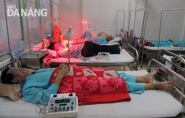 Các phương pháp châm cứu giúp chăm sóc giảm nhẹ cho bệnh nhân ở khoa Đông y, Bệnh viện Đà Nẵng. Ảnh: H.N