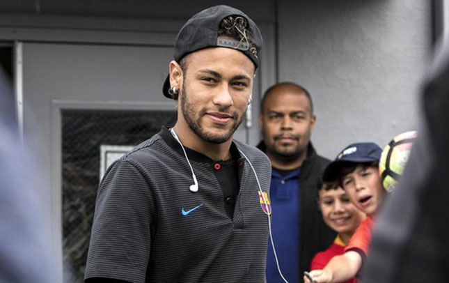 Neymar chuyển từ Barcelona sang Paris Saint-Germain.