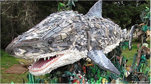 Cá voi - làm bằng rác biển của Haseltine Pozzi.