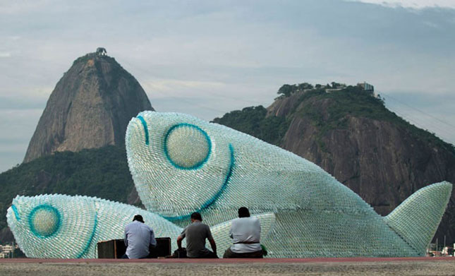 Cá khổng lồ - làm bằng vỏ chai nhựa trên bờ biển ở Rio de Janeiro, Brazil.
