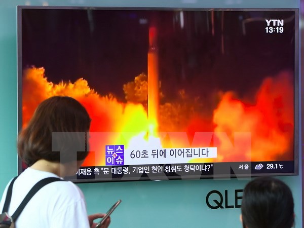 Người dân Hàn Quốc theo dõi trên truyền hình về vụ phóng thử tên lửa đạn đạo liên lục địa lần thứ hai của Triều Tiên tại một nhà ga ở Seoul ngày 29/7 vừa qua. (Ảnh: AFP/TTXVN)
