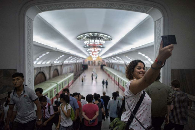 Một du khách tự chụp ảnh cho mình trong chuyến thăm ga tàu điện ngầm ở CHDCND Triều Tiên. Khoảng 4.000 - 5.000 du khách phương Tây đến thăm Bình Nhưỡng mỗi năm. Ảnh: AFP