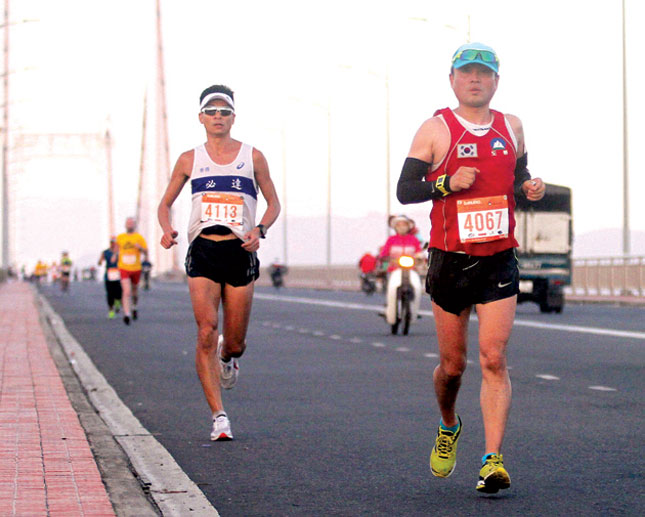 Với sự tham gia ngày càng đông các VĐV quốc tế, DNIM đang nỗ lực trở thành một trong những cuộc thi Marathon hàng đầu của khu vực và châu lục.     Ảnh: ANH VŨ