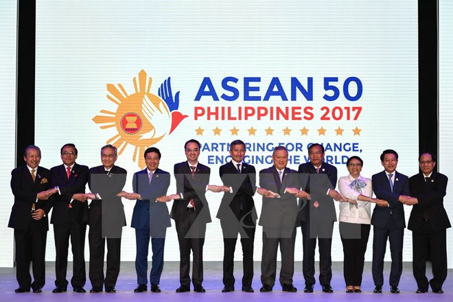Các Ngoại trưởng chụp ảnh chung tại lễ khai mạc Hội nghị AMM lần thứ 50 ở Manila (Philippines) ngày 5/8. (Nguồn: EPA/TTXVN)