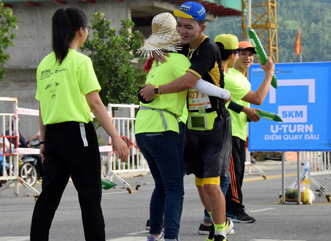 một sự chia sẻ bằng một cái ôm của các tình nguyện viên cũng giúp các VĐV mạnh mẽ hơn trong hành trình đầy gian khó của cuộc đua.