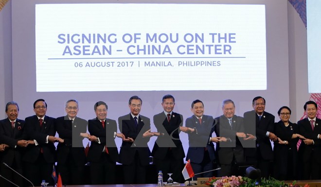Phó Thủ tướng, Bộ trưởng Ngoại giao Phạm Bình Minh (thứ 4 trái), Bộ trưởng Ngoại giao Trung Quốc Vương Nghị (thứ 5 trái) và Ngoại trưởng các nước ASEAN tại hội nghị ngày 6/8. (Nguồn: AFP/TTXVN)