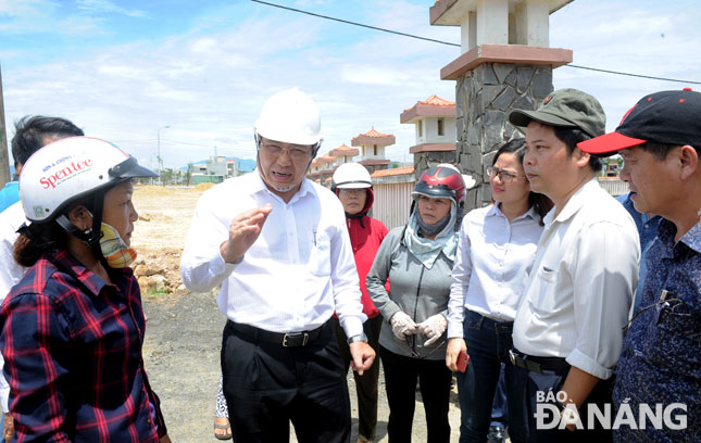 Chủ tịch UBND thành phố Huỳnh Đức Thơ (giữa) trao đổi với các giáo dân tại khu vực nhà thờ Cồn Dầu. Ảnh: ĐẶNG NỞ