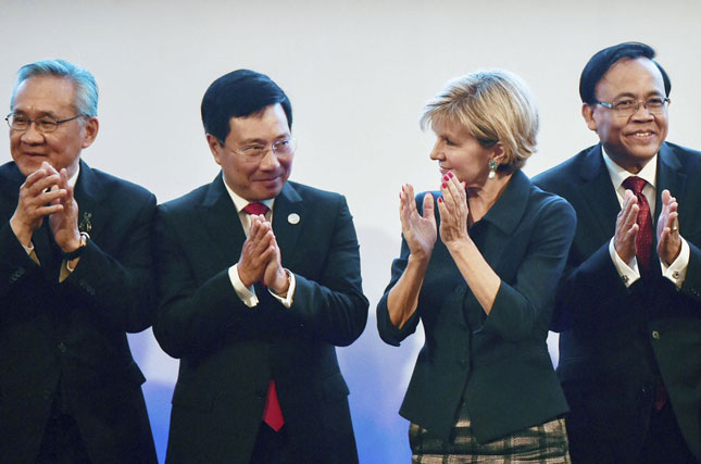 Phó Thủ tướng, Bộ trưởng Ngoại giao Việt Nam Phạm Bình Minh (thứ hai, từ trái sang) tại Hội nghị Bộ trưởng Ngoại giao ASEAN - Úc ngày 6-8.  	                           Ảnh: AP
