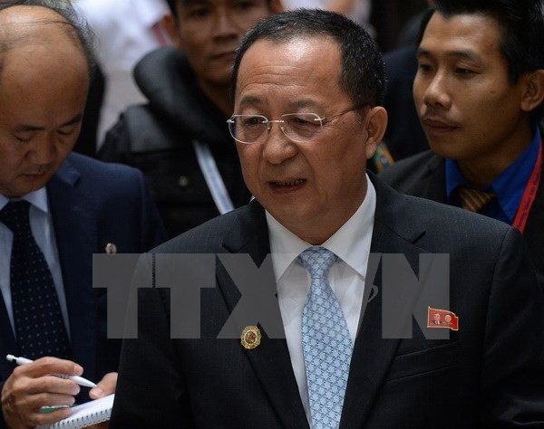 Ngoại trưởng Triều Tiên Ri Yong-ho (giữa). (Nguồn: AFP/TTXVN)