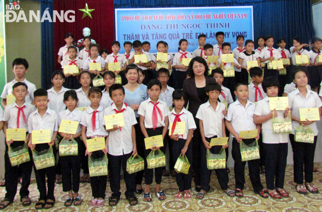 Phó Chủ tịch nước Đặng Thị Ngọc Thịnh tặng quà và trao học bổng cho trẻ em Làng Hy vọng. Ảnh: T.S 