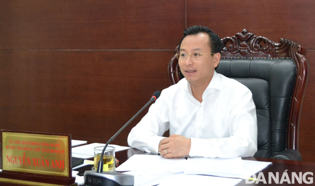 Bí thư Thành ủy, Chủ tịch HĐND thành phố Nguyễn Xuân Anh phát biểu kết luận phiên họp. Ảnh: Việt Dũng