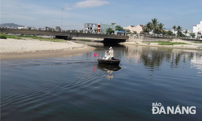 Chất lượng nước thải sau xử lý đạt loại A, cùng với xây dựng bờ kè chắn sóng nên mùi hôi ở sông Phú Lộc từng bước được hạn chế.