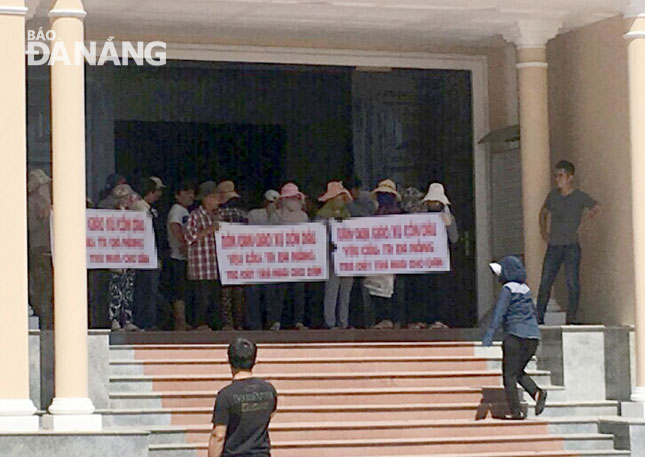 Các hộ dân ở khu vực Cồn Dầu trong một lần căng băng rôn, biểu ngữ “kêu oan” tại trụ sở HĐND thành phố Đà Nẵng, số 42 Bạch Đằng. 		        		        Ảnh: A.N
