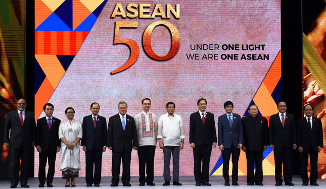 Tổng thống Philippines Rodrigo Duterte (thứ 6, từ phải sang), Tổng Thư ký ASEAN Lê Lương Minh (bìa phải), các Bộ trưởng cùng đại diện ngoại giao cấp cao 10 nước thành viên và các nước đối tác - đối thoại tham dự lễ kỷ niệm 50 năm thành lập ASEAN.                              Ảnh: AFP/TTXVN