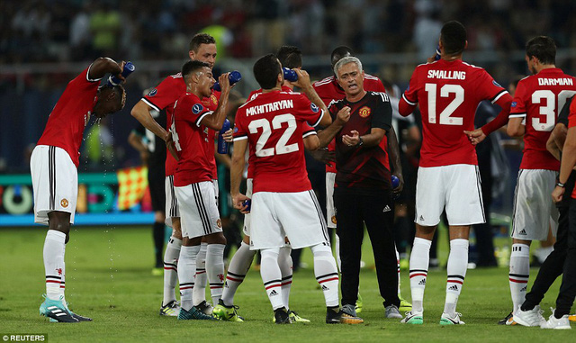 Mourinho tranh thủ nhắc nhờ học trò trong thời gian giải lao