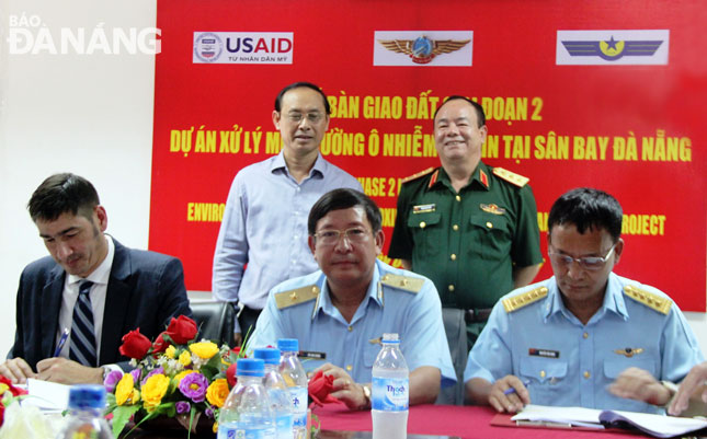 Thượng tướng Phạm Ngọc Minh, Phó Tổng Tham mưu trưởng Quân đội nhân dân Việt Nam và ông Lê Đình Thọ, Thứ trưởng Bộ GTVT chứng kiến lễ ký kết bàn giao 12,7 ha đất sạch giữa các đơn vị liên quan.