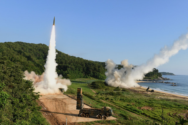 Quân đội Mỹ và Hàn Quốc tập trận bắn tên lửa đáp trả Triều Tiên sau vụ phóng tên lửa đạn đạo liên lục địa của Bình Nhưỡng ngày 4/7 (Ảnh: Fox)