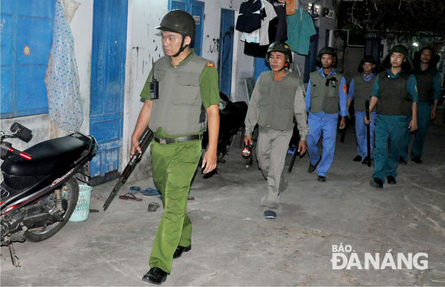Các lực lượng Công an quận Ngũ Hành Sơn tuần tra, kiểm soát an ninh trật tự ở các khu dân cư.