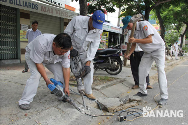 Đội Kiểm tra QTĐT quận Ngũ Hành Sơn tiến hành tháo dỡ các bậc ram dốc xây dựng trái phép trên đường Lê Văn Hiến.