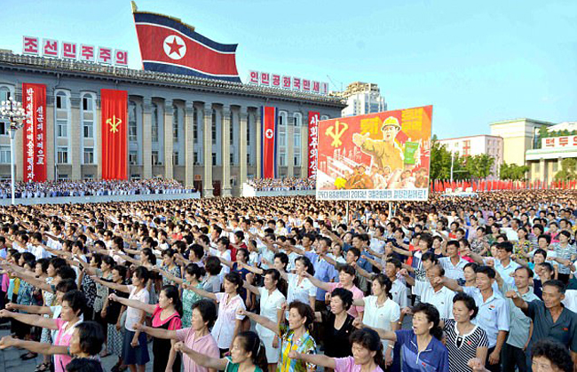 Đông đảo người dân Triều Tiên tại quảng trường ở Bình Nhưỡng.