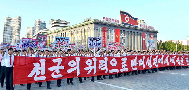 Người dân Triều Tiên đem theo cả biểu ngữ ủng hộ.