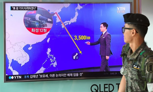 Một bản tin truyền hình ở Seoul, Hàn Quốc, cho thấy khoảng cách từ  Triều Tiên tới đảo Guam. Ảnh: Getty.
