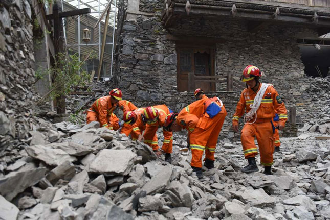 Lực lượng cứu hộ tìm kiếm các nạn nhân giữa đống đổ nát.  			                 Ảnh: Getty Images