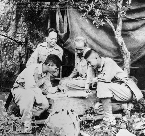 Chủ tịch Hồ Chí Minh, Đại tướng Võ Nguyên Giáp (hàng sau, từ phải sang) và Dũng Mã, Thái Dũng (hàng trước, từ phải sang) trước hang đá Lam Sơn ở Cao Bằng năm 1950. Ảnh: Vũ Năng An