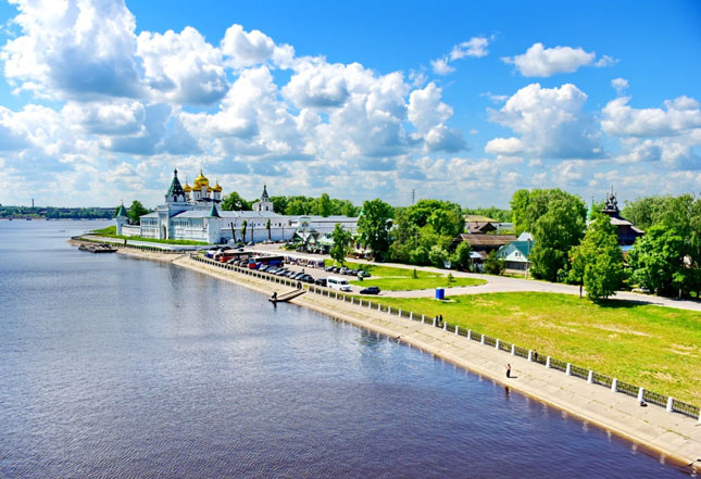 Kostroma là thành phố xa nhất trên Vành đai vàng. Thành phố nằm trên khu vực hợp lưu của sông Volga và sông Kostroma. Tu viện nổi tiếng Ipatievsky ở Kostroma được xem là nơi lên ngôi của Sa hoàng đầu tiên triều đại Romanov. 