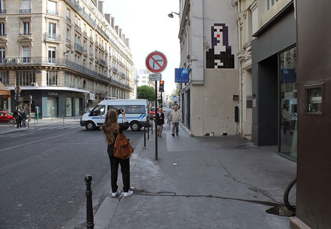Tranh Mona Lisa của Invader ở Paris (2014).
