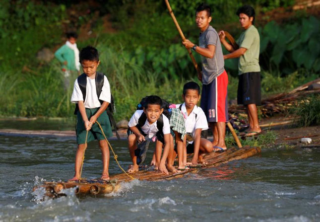 Các em học sinh tiểu học tới trường ở Montalban thuộc tỉnh Rizal (Philippines).