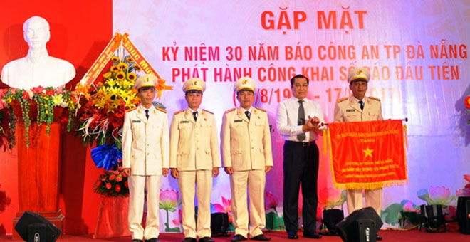 Chủ tịch UBND thành phố Đà Nẵng Huỳnh Đức Thơ tặng Cờ ghi nhận những đóng góp to lớn của Báo Công an thành phố Đà Nẵng trong 30 năm xây dựng và phát triển.