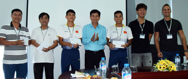 Trước lúc lên đường, các HLV và VĐV Đà Nẵng tham gia tranh tài tại SEA Games 29 đã đón nhận những tình cảm và sự quan tâm đặc biệt từ lãnh đạo Sở VH&TT, với lời chúc thắng lợi từ Giám đốc Huỳnh Văn Hùng (thứ tư, từ trái sang).