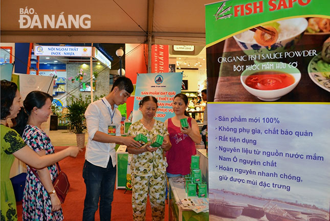 Sản phẩm bột nước mắm hữu cơ được ra mắt tại Hội chợ Hàng Việt Nam chất lượng cao Đà Nẵng tháng 6-2017.