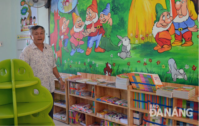 Thầy Nguyễn Văn Thức giới thiệu thư viện thân thiện của Trường tiểu học Tô Vĩnh Diện sau khi được Tầm nhìn Thế giới hỗ trợ trang thiết bị.