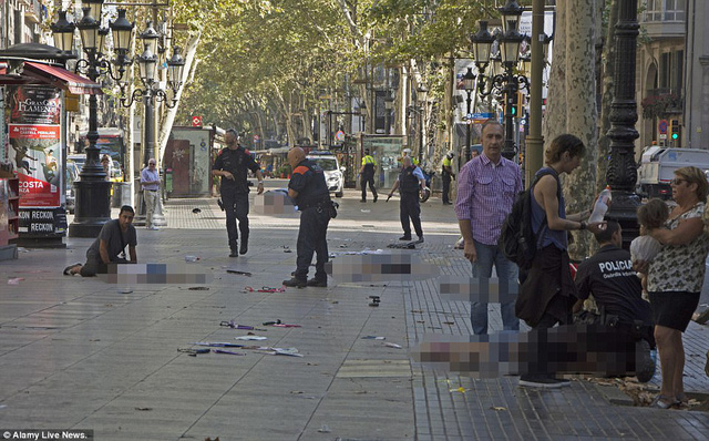Nhiều người nằm la liệt trên phố Las Ramblas sau vụ tấn công bằng xe tải. (Ảnh: Alamy/Dailymail)