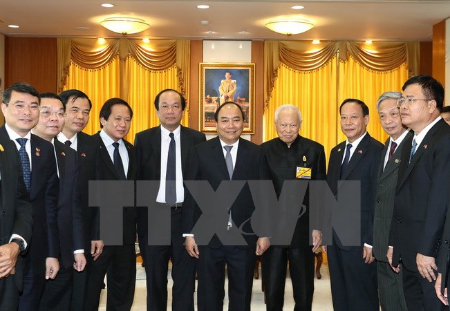 Thủ tướng Nguyễn Xuân Phúc gặp Chủ tịch Hội đồng Cơ mật Hoàng gia Thái Lan Prem Tinsulanonda (thứ 4 từ phải sang). (Ảnh: Thống Nhất/TTXVN)