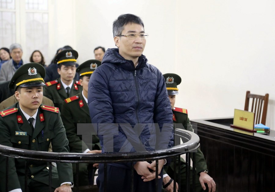 Bị cáo Giang Kim Đạt, nguyên quyền Trưởng phòng kinh doanh Vinashinlines đứng trước vành móng ngựa trong phiên tòa sơ thẩm hồi tháng 1. (Ảnh: Doãn Tấn/TTXVN)