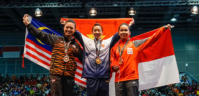 VĐV Dương Thúy Vi (giữa) đã mang về cho đoàn Thể thao Việt Nam tấm HCV đầu tiên tại SEA Games 29, sau khi chiến thắng ở nội dung Kiếm thuật, môn Wushu.                                Ảnh: kualalumpur2017