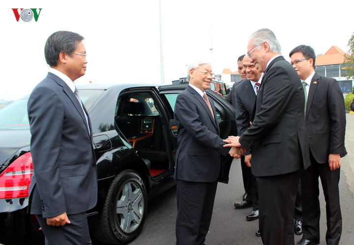 Ra sân bay đón đoàn có Bộ trưởng Bộ Thương mại, đồng Chủ tịch Uỷ ban hỗn hợp hợp tác kinh tế, khoa học, kỹ thuật Indonesia - Việt Nam Engatiato Lukita và một số quan chức chính phủ Indonesia.