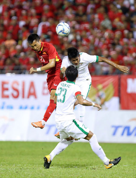 Phung phí các cơ hội ghi bàn, U22 Việt Nam (áo đỏ) phải chấp nhận chia điểm rất đáng tiếc trước U22 Indonesia (áo trắng).  Ảnh: QUỐC KHÁNH
