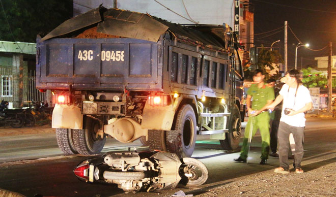 Hiện trường vụ tai nạn nghiêm trọng xảy ra tối 23-8 trên đường Hoàng Văn Thái (quận Liên Chiểu) làm một phụ nữ chết thảm.